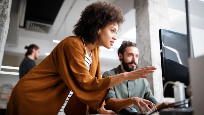 desk-two-employees-discussion